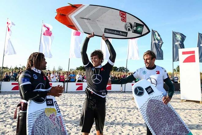 Keahi de Aboitiz is the first 'Strapless Tow-Up Big Air' comp champion, flanked by Airton Cozzolino and Ralph Boelen ©  Joern Pollex